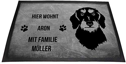 Tierisch-tolle Geschenke Dackel Rauhaar Fußmatte mit Namen innen und außen | Hier wohnt (Name1) mit Familie (Name2)| rutschfest | Waschbar | (Grau (40 x 60 cm))