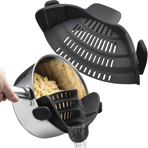 Scolapasta Universale in Plastica Resistente - Facile da Usare, Pulizia Veloce, Perfetto per Pasta, Verdure, Riso - Accessorio da Cucina Indispensabile, Compatibile con Tutte le Pentole - Nero