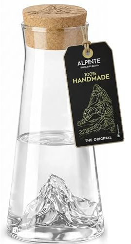 ALPINTE - Premium Karaffe glas mit Bergen drin – Wasserkaraffe Glas 1L, Glaskaraffe mit Deckel, Borosilikatglas, mundgeblasen & handgefertigt