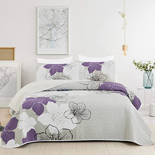 DJY 3 Pieces Quilt Set King Purple Lily Pattern Quilt Coverlet Set Boho Floral Bedspread with 2 Pillow Shams Lightweight Microfiber Elegant Bedding Decor Quilt Set All Season (Purple, 104x90) | Reversible Boho Flower Bedspread with 2 Shams Lightweight Soft Polyester Botanical Summer Bedding for All Season, 110x90