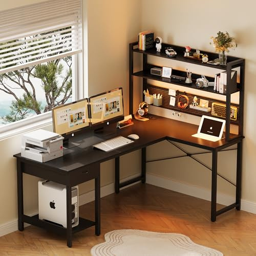 YOUDENOVA Escritorio Gaming en L con Pegboard y LED y Enchufes, 135 × 90 cm Escritorio Gamer Reversible con Estantes, Escritorio Esquinero para Jugadores Negro