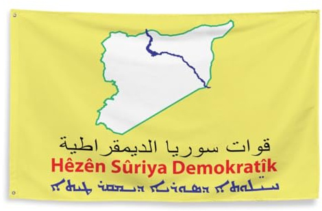 QSD Flagge/SDF Flagge/HSD 70x100 cm – Hêzên Sûriya Demokratîk/قوات سوريا الديمقراطية – Mazlum Kobane (Mazloum Abdi) – Syrian Democratic Forces - Kurdische Widerstandsflagge – YPG YPJ - Syrien