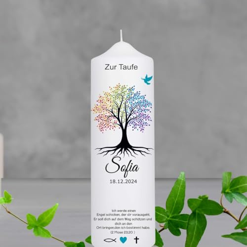 Personalisierte Taufkerzen mit einem individuellen Taufspruch und dem Motiv eines bunten Lebensbaums – ideal als Geschenk zur Taufe oder als besonderes Präsent von Paten.