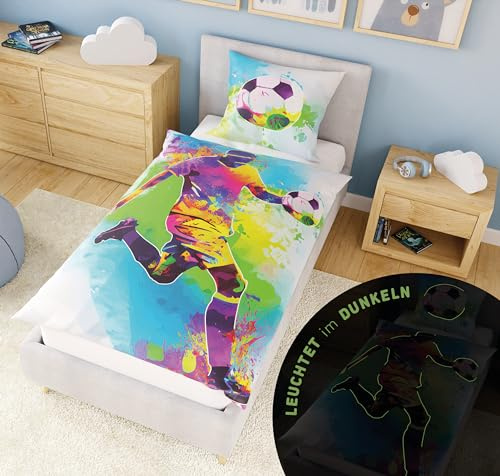 Carpe Sonno Kinderbettwäsche 135x200 cm Fußball – leuchtet im Dunkeln | Kinder Bettwäsche Glow in the Dark | 100 % Renforcé Baumwolle, Oeko-Tex | Kissenbezug 80x80 | Mädchen & Jungen