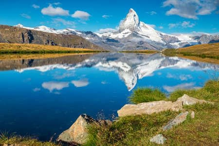 Holz-Bild 80 x 50 cm: Einer der berühmtesten Berge der Welt, Blick auf das Matterhorn vom wunderschönen Stellisee, Zermatt, Kanton Wallis, Schweiz, (182383432)