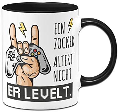 Tassenbrennerei Tasse mit Spruch - Ein Zocker altert nicht er levelt - Kaffeetasse als Geschenk für Gamer zum Geburtstag - Gaming Gadgets (Schwarz)