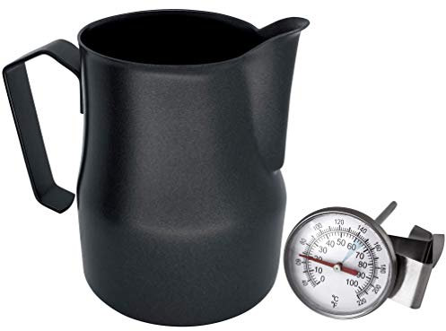 Scarlet espresso | Pot à lait « L'Art Profi » pour latte art ; en acier inoxydable 18/10 avec revêtement anti-adhésif ; barista pitcher de qualité supérieure (set : 500 ml et thermomètre à lait)