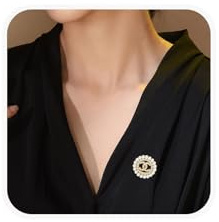 Rund Gold Brosche Damen,Große Zirkon Broschen mit Buchstabe,Dekoratives Aessoire für Kleidung als Geschenk,Durchbrochene Design-Brosche für Blazer & Kleider