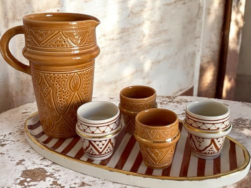 Luxe Marocain : Ensemble Cruche, 4 Verres, Plateau – Argile Blanche, Or 12 Carats, 38x18 cm – Table Élégante (Terre de Sable)