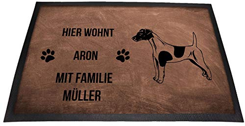 Tierisch-tolle Geschenke Foxterrier Kurzhaar Fußmatte mit Namen für innen & außen | Hier wohnt (Name1) mit Familie (Name2) | rutschfest | Waschbar | Fussmatte personalisiert | (Braun)