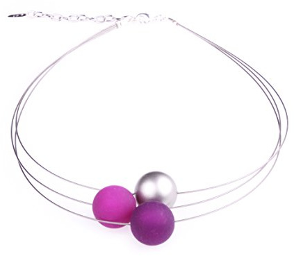 Adi-Modeschmuck 3-strängiger Halsreif “Mara”, 20mm Polarisperlen in Beerentönen, Akzentperle aus metallic lakiertem Acryl, handgefertigt Berlin