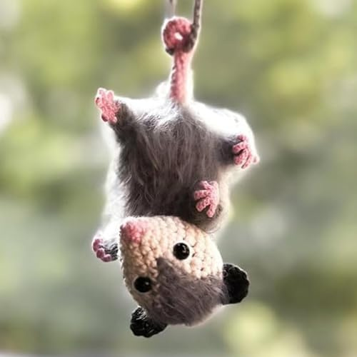 Possum-Autoanhänger, handgefertigter gestrickter Possum-Auto-Rückspiegel-Hängezubehör, niedliche Opossum-Autodekoration, handgefertigter gestrickter Possum-Anhänger als Geschenk für Opossum-Liebhaber