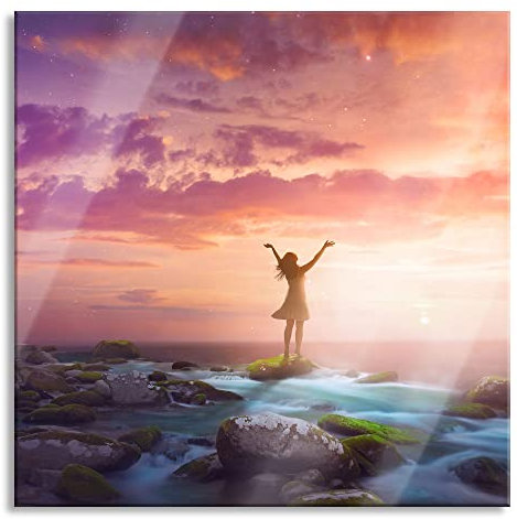 Pixxprint Glasbild, Wandbild auf Echtglas, Frau begrüßt den Sonnenaufgang am Meer, 60x60 cm, inkl. Aufhängung und Abstandshalter