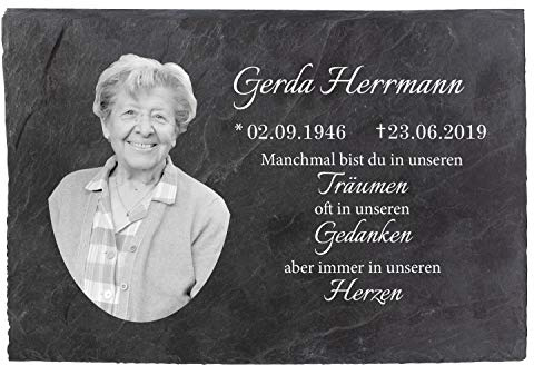 wandmotiv24 Schiefertafel Trauer, Gedenktafel Verstorbene Querformat 30x20cm Personalisiert Name + Datum + Foto Schwarz-Weiß, Trauerspruch, Digitaldruck, Witterungsbeständig
