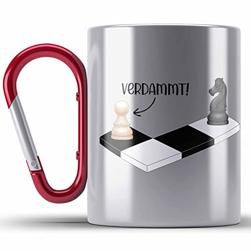 Trendation - Schach Geschenk Geschenkidee Schachspieler Edelstahl Tasse Karabiner mit Schachfiguren Grafik Karabiner Edelstahl Tasse Karabiner Edelstahl Lustig (Rot)