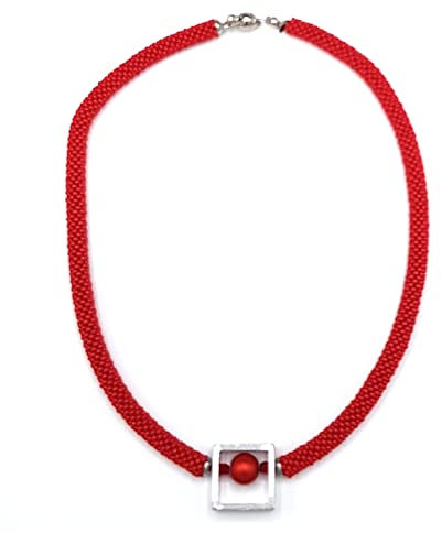 Rote Häkelkette mit Anhänger