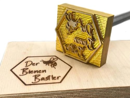 Dein Brandstempel extern beheizter Schriftzug im Motiv Biene & Wabe für Holz, Leder, Pappe - personalisiertes Brandeisen für Imker, individueller Brennstempel für Bienenbeuten in 60 x 52 mm