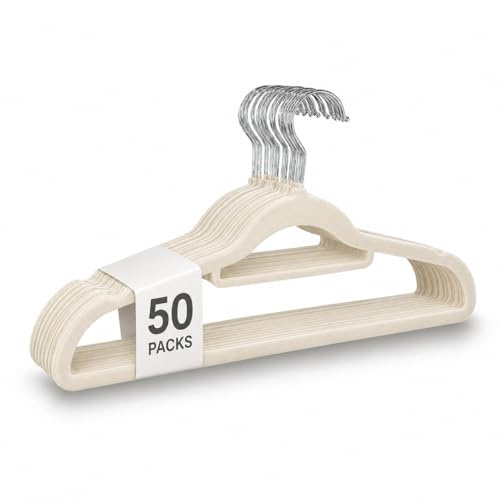 UTTAM Samt-Kleiderbügel 50-Pack - Dünne, rutschfeste Kleiderbügel mit Krawattenstange und 360-Grad-Haken für die Heimaufbewahrung (Beige)