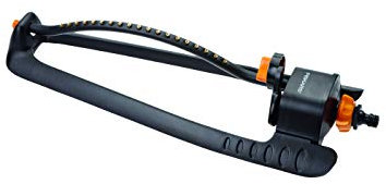 Fiskars Oszillierender Sprinkler L, Einfaches Einstellen der Reichweite, Wassersparend, Robuster Kunststofffuß, Universalgröße, 17,5 x 19 m Reichweite, 654 g, Schwarz/Orange, 1023660