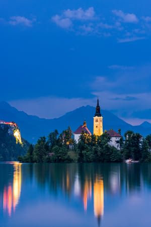 adrium Holz-Bild 30 x 50 cm: Beleuchtete Kirche am Bleder See in Slowenien. (81575258)