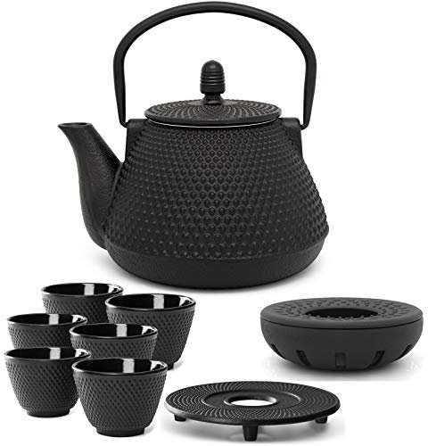 Bredemeijer Teekanne asiatisch Gusseisen Set 0.8 Liter - schwarze Gusskanne mit Henkel & Edelstahl Tee-Filter Sieb-Einsatz für losen Tee & 6 Teebecher (Tassen) Guss Stövchen & Untersetzer