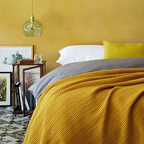 URBANARA Anadia Tagesdecke 200x220 cm I 100% Baumwolle (BCI) Made in Portugal Weich & Atmungsaktiv I Sofa & Bett-Überwurf Couchdecke Wohndecke Kuscheldecke Plaid Bedspread Oeko Tex 100 I Senfgelb
