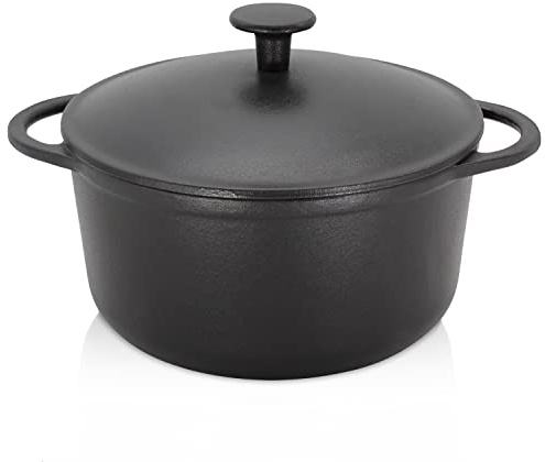 Krüger Gusseisen Schmortopf Rustica Ø 24 cm 4 L | Brotbacktopf schwarz | Massiver Vollguss-Eisen 4,8 kg | Ofenfest bis 240 °C | Brotbacken & Schmoren | Alle Herdarten inkl. Induktion | PFAS-frei