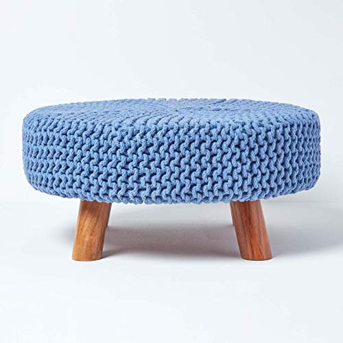 Homescapes – Grande pouf intrecciato in maglia e piedi in legno, blu