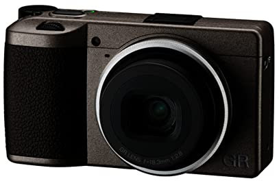 Ricoh GR III Diary Edition, metallisch warm-graues Gehäuse mit dunkelbraunem Griff und Silberring, Digitale Kompaktkamera mit 24MP APS-C CMOS Sensor, 28mm F2.8 GR Objektiv (äqiuiv. zum 35mm Format)