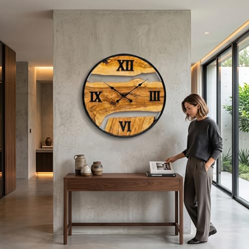 Luminamoss Orologio da parete in legno d'ulivo fatto a mano, silenzioso, senza ticchettio, rustico, con bordo vivo, in legno massello naturale, decorazione per la casa (60 cm)