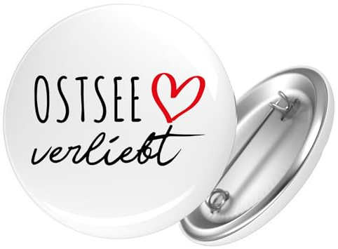 Huuraa Button Ostsee verliebt Geschenk | 59mm Pin Accessoire rund mit Sicherheitsnadel Ansteckbutton Accessoire Anstecknadeln für Jacken Rucksäcke