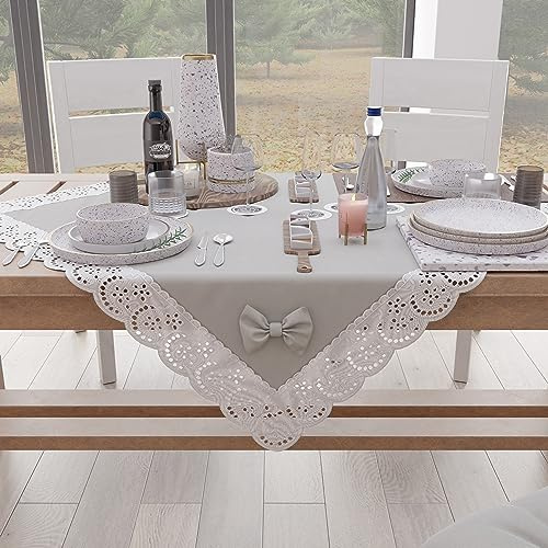 PETTI Artigiani Italiani - Centrotavola Elegante di Cotone per Tavolo Cucina, Soggiorno Sala da Pranzo, Centro Tavola in Tinta Unita con Balza in Pizzo Sangallo e Fiocchi, Grigio Chiaro 95x95 cm