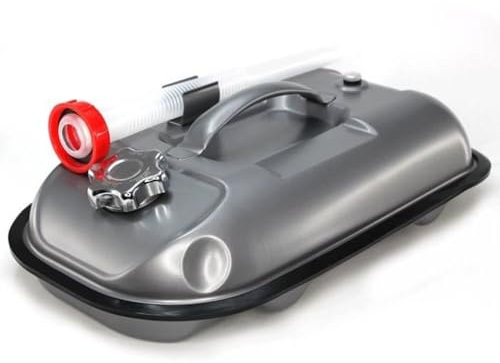 FISHTEC - Jerrican Essence Métal 5L Style U.S Horizontal - Acier Épais 0,8 mm avec Bec Verseur et Tuyau Souple Inclus - Orifice d'Aération pour Débit Fluide - Robuste et Étanche - Dimensions 40