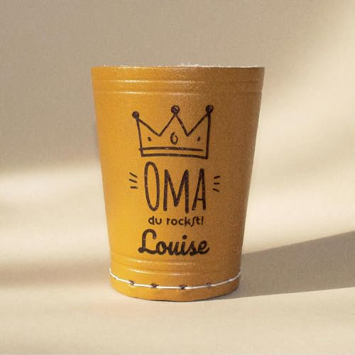 Diamandi Leder Würfelbecher mit Gravur - Kurkuma - Ladies Edition - inklusive 5 Würfeln - Geschenkidee für Oma - persönliche Gravur (Oma rockt)