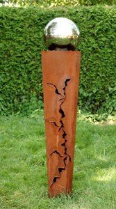 Gartendekoshop24 – Rostsäule, Gartendeko Säule konisch, 100 cm, mit großer Edelstahlkugel. Gartensäule aus Rost, mit Kugel und Muster, für den Außenbereich. Rostsäule handgefertigt, Deko-Säule. -