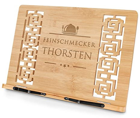 Maverton Buchhalter mit Gravur - personalisiert - faltbar - mit 2 Seitenhalter - 5-stufig verstellbar - Kochbuchständer - für Männer - aus Bambus - Farbe: Hellbraun - Feinschmecker