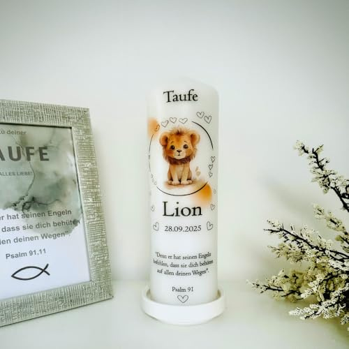 Taufkerze für Mädchen und Jungen – ein liebevolles Geschenk für Paten oder Gäste, gestaltet mit einem niedlichen Löwen-Motiv. Personalisierbar mit Namen -Datum undTaufspruch, ideal für Taufe.