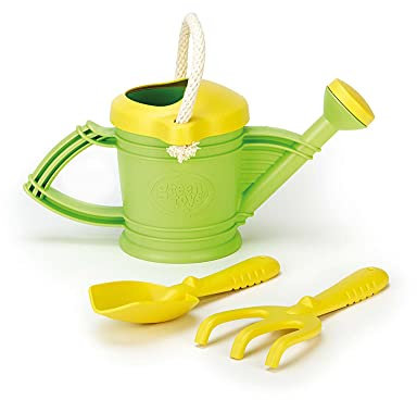 Green Toys 8601111 Giesskanne inkl. Harke und Schaufel, Spielzeug für Garten, Sandkasten und Strand, nachhaltiges Spiel-Set für Kinder ab 18 Monaten