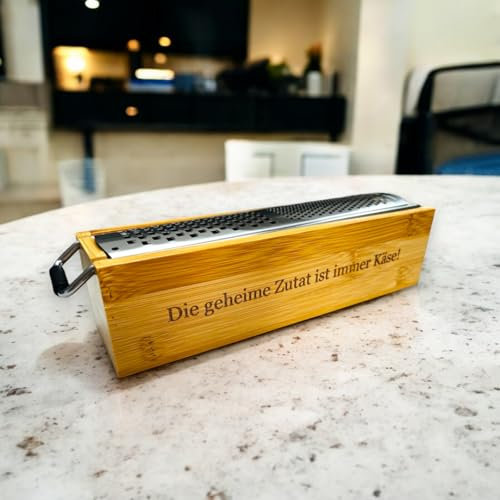 Personalisierbare Parmesanreibe, Käsereibe, Muskatreibe aus Bambus und Edelstahl als Geschenk für die Küchenfee, den Hobbykoch, Küchenchef, inkl. Wunschgravur (ca. L 25 cm x H 6,2 cm x T 5,6 cm)