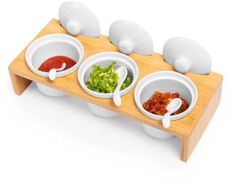 Defined Deco Ensemble de service à condiments en bois avec couvercles et cuillères sur plateau de service surélevé en bambou, plats de service blancs pour divertissement, hébergement.