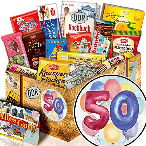 Ostalgie 14er Schokolade Box zum 50. Geburtstag - DDR Geschenkkorb Set | Kulinarische Zeitreise mit 14 Ostprodukten wie Halloren Kugeln und Zetti inklusive DDR Kochbuch in der Geschenkbox
