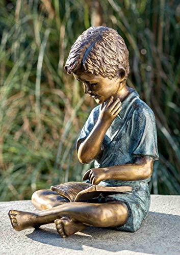 IDYL Bronze-Skulptur Lesender Junge | 40x24x32 cm | Kinderfigur aus Bronze handgefertigt | Gartenskulptur oder Wohnbereich-Dekoration | Hochwertiges Kunsthandwerk | Wetterfest