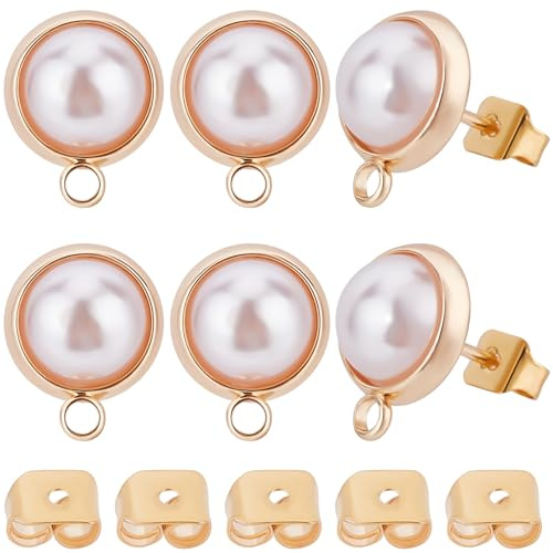 Beebeecraft 1 Scatola da 20 Pezzi di Perle per Orecchini A Bottone in Ottone Placcato Oro 18K Perni per Orecchini Semicircolari con Perla in ABS e Anello per La Creazione di Gioielli Orecchini Fai da
