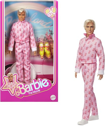 Barbie The Movie Ryan Gosling in versione Ken, bambola Ken del film da collezione con tuta rosa con dettaglio B, sneaker bianche e pattini a rotelle multicolore, JCP80