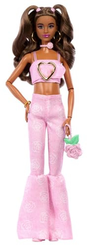 Barbie Deluxe Style Muñeca n.12 con Top Corto de Denim Rosa y Vaqueros Acampanados a Juego con Estampado de Rosas, Pelo castaño Ondulado y Accesorios como un Bolso y Joyas, JJN72