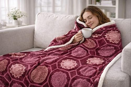 KAMACA XL Wohndecke 150 x 200 cm – Kuscheldecke mit Ornament-Muster – Doppelseitige Flanell- & Sherpa-Qualität (400 GSM Bonded) – Ultra Soft, Atmungsaktiv & Allergikerfreundlich – Bordeaux