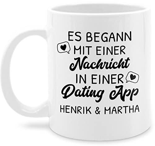 Tasse Tassen 325ml - Partnertasse Partnerin - Es begann mit einer Nachricht in einer Dating App - 325 ml - Weiß - partnergeschenke partnertassen partner liebesspruch glühweintassen