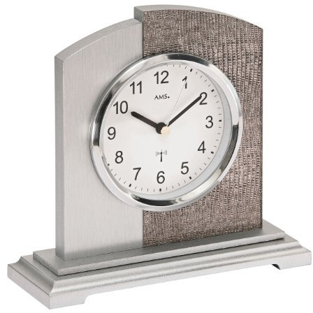 AMS 5144, Klassische Funk Tischuhr, Holzgehäuse mit Kunstleder, Kirschbaum, Aluminium-Applikation, Metallsockel, weißes Zifferblatt, arabische Ziffern, AA Batterie, Maße: 17 x 16 x 6 cm