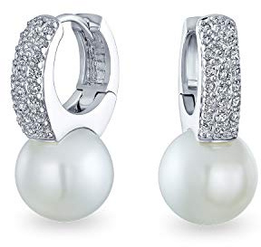 Elegante Braut Modern CZ Pave verkrustete weiße simulierte Perle Mini Hoop Drop Huggie Ohrringe für Frauen Hochzeit versilbert