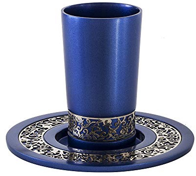Weinkelch, eloxiertes Aluminium, verziert mit Spitze, entworfen von Künstler Yair Emanuel (blaue Tasse mit silberfarbener Spitze)